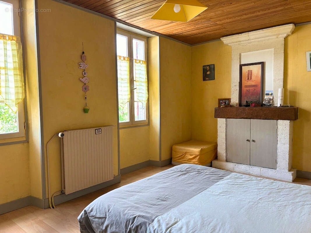 Maison à SAINT-MEME-LES-CARRIERES