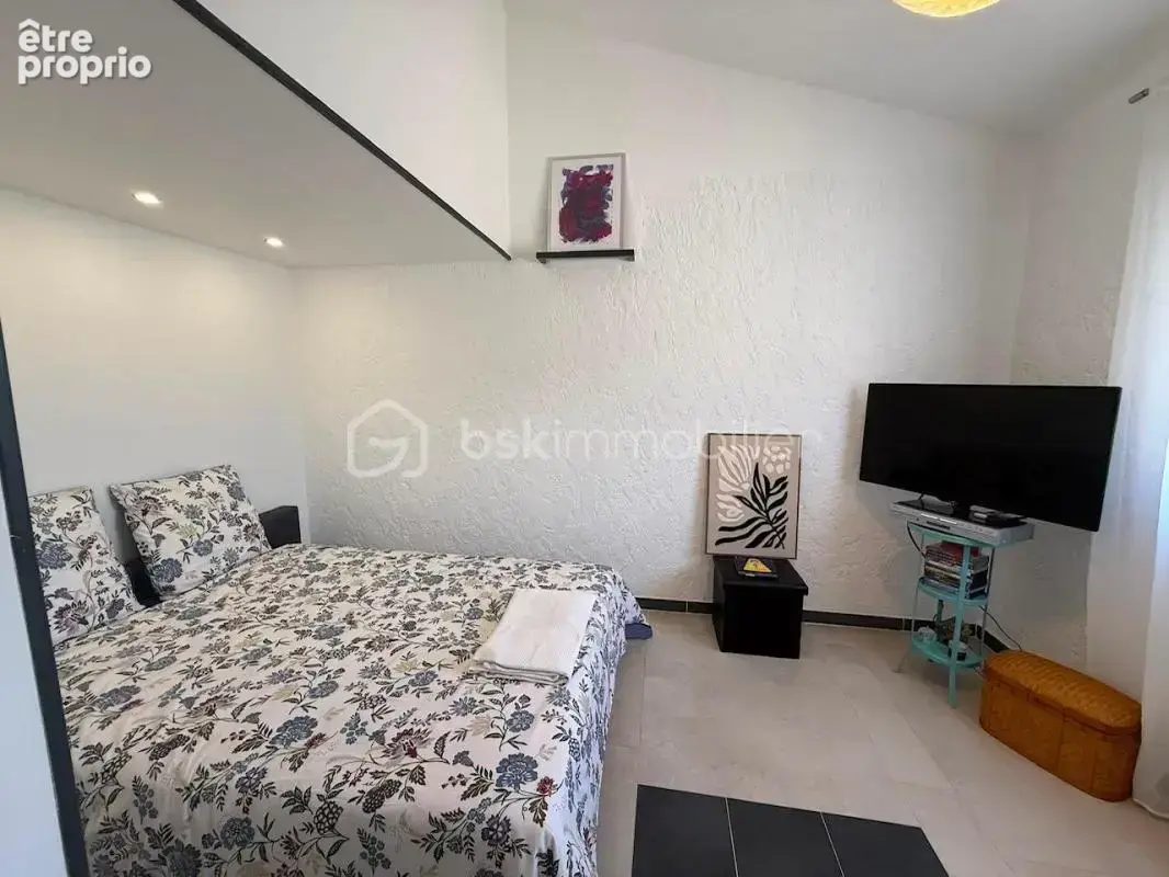 À Rocbaron (83136), superbe villa de plain-pied entièrement rénovée avec 3 chambres et grand terrain - photo 9