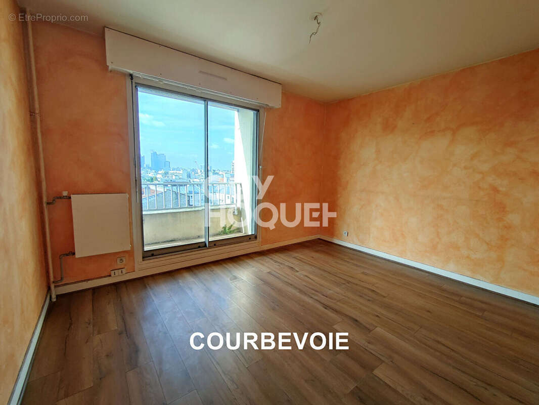 Appartement à COURBEVOIE