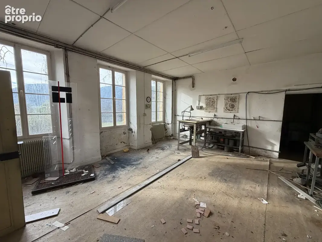 EXCLUSIVITÉ  No168   - CHANAC  -  Ancienne Ecole avec terrain - photo 3