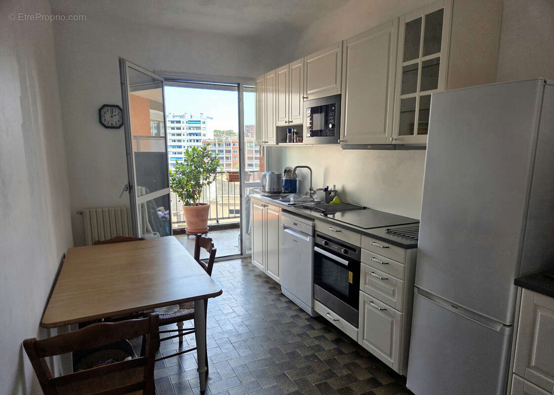 T4 traversant 108 m2 - Grand Rond - 2 terrasses (42 m2) et vue dégagée - parking - photo 8