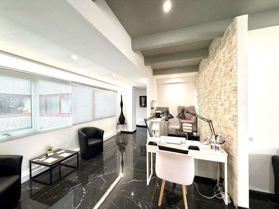 Commerce à LA GAUDE