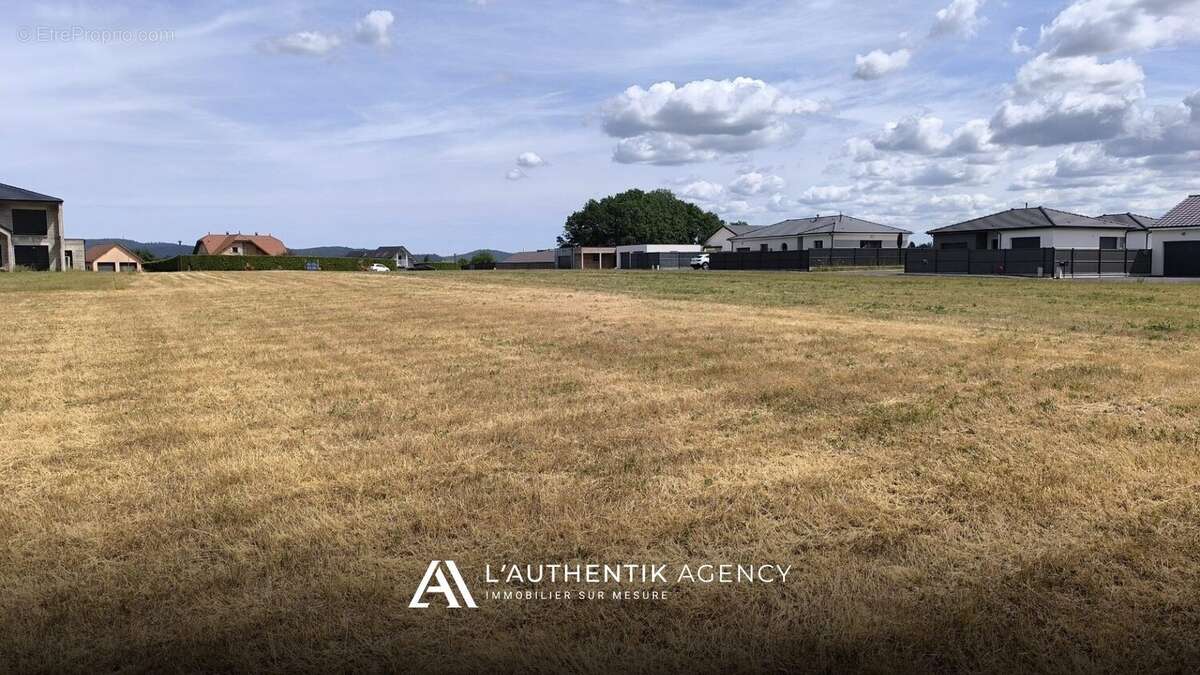 Terrain 5622 m² à La Salle  - photo 2