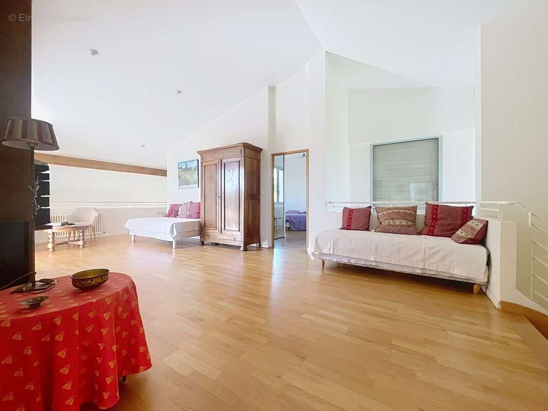 Maison 240 m² à La Roque-Sur-Pernes  - photo 9