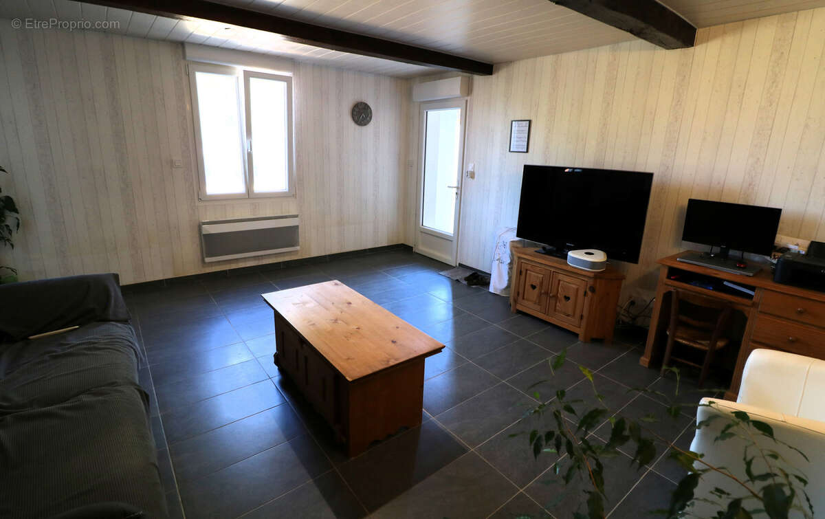Très Belle Maison de Village entièrement rénovée sur terrain arboré, grandes dépendances, 2297m2 de terrain - photo 26