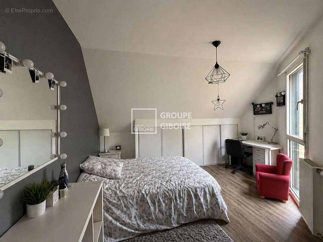 A vendre - Agence Giboire - Maison familiale d'environ 120 m2 - Golf de Cicé Blossac: quartier prisé pour son environnement priv - photo 9