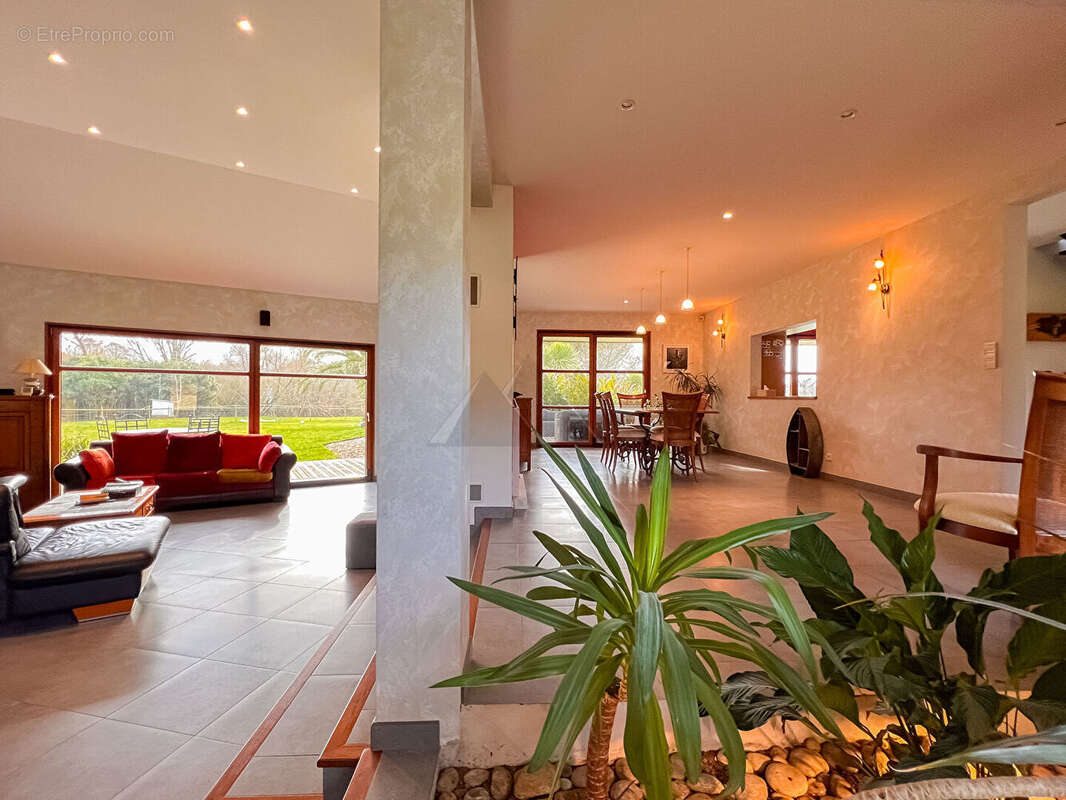 Maison à LAMPAUL-PLOUARZEL