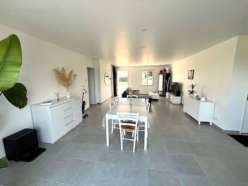 Maison à SAINT-JEAN-D'ANGELY