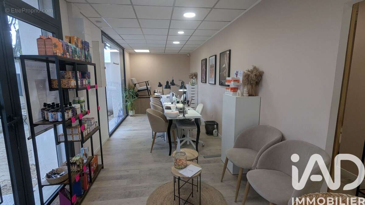Photo 2 - Commerce à SORGUES