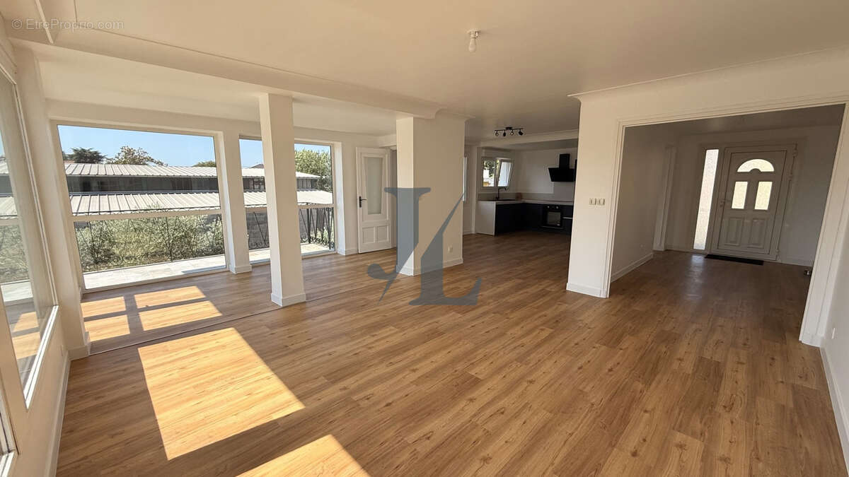 EXCLUSIVITÉ   Appartement de 98 m2 entièrement rénové avec terrasse, cave et stationnements - photo 8