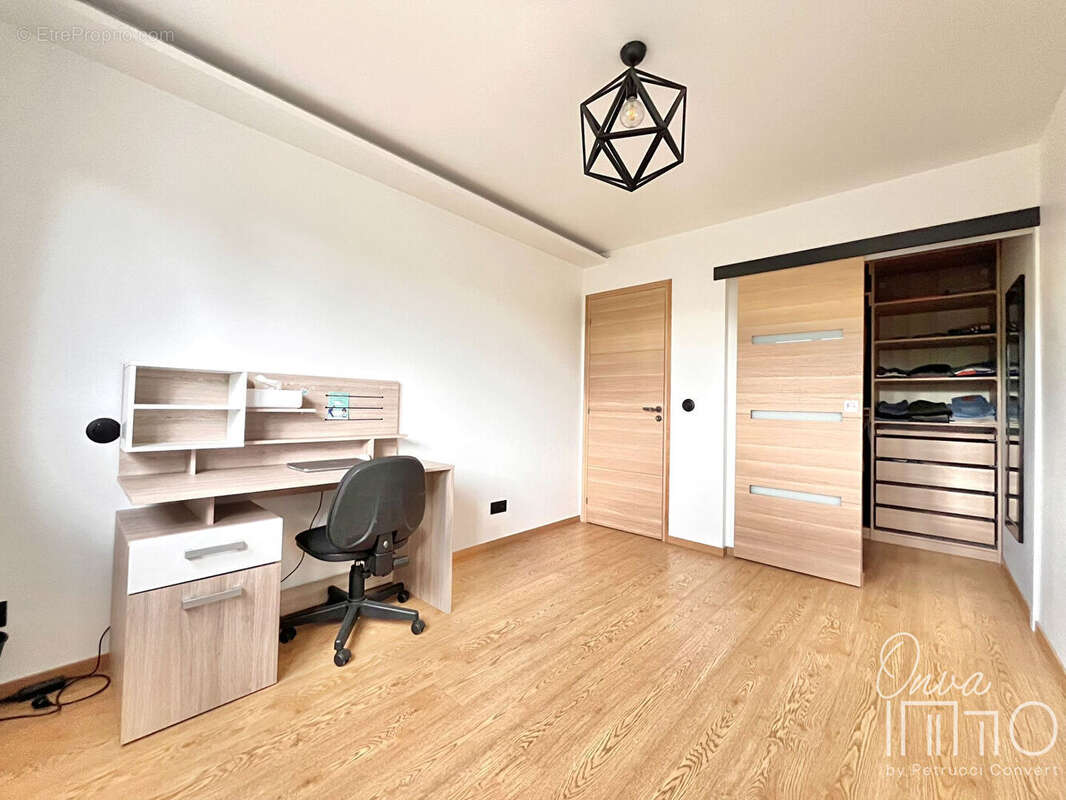 Fontaines-sur-Saône - T3 de 80 m² entièrement rénové avec balcon - photo 9