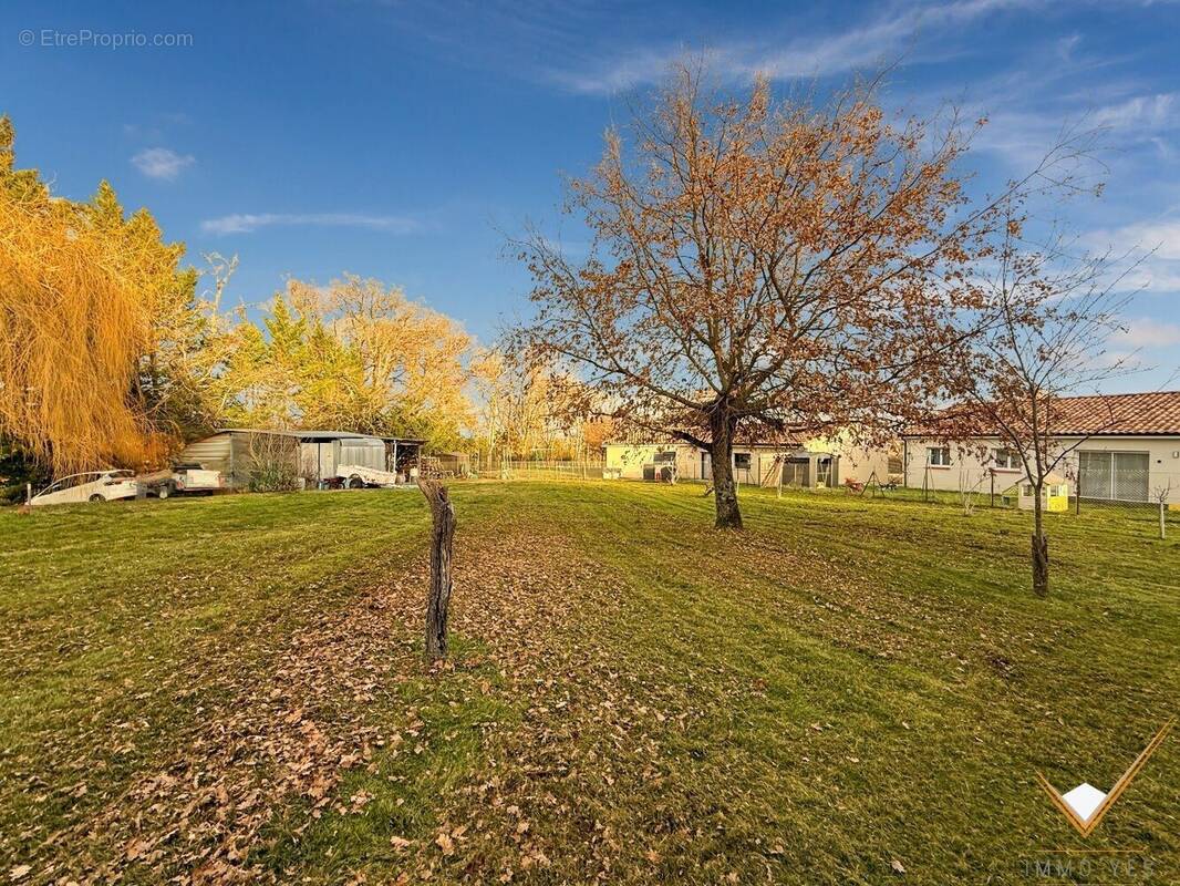 Terrain à SAINTE-FOY-DE-PEYROLIERES