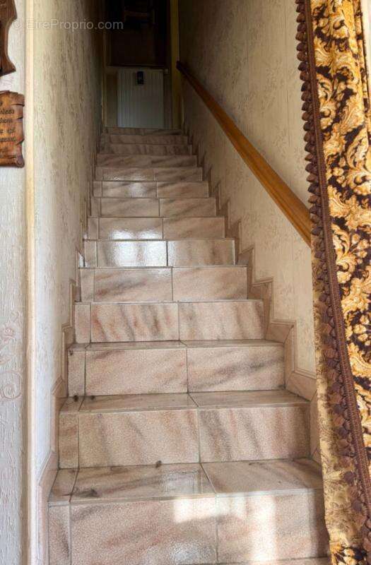 SUCCESSION VACANTE ! Maison mitoyenne 4 pièces 3 chambres 83 m2 JOEUF, offrant un fort potentiel de rénovation - photo 9