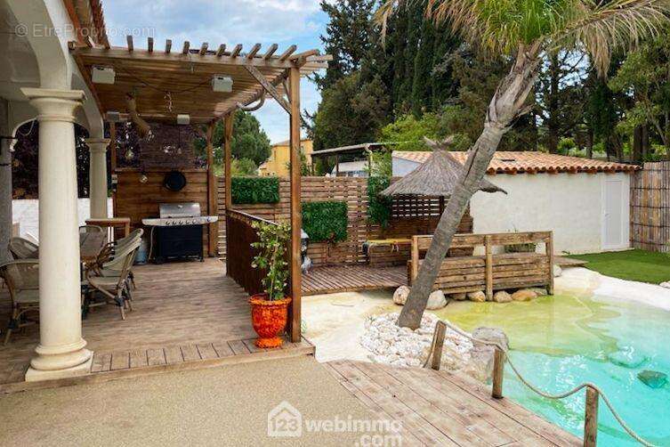 Terrasse ombragée, barbecue et salon d&#039;été, au bord de la piscine... - Maison à VILLENEUVE-LES-BEZIERS