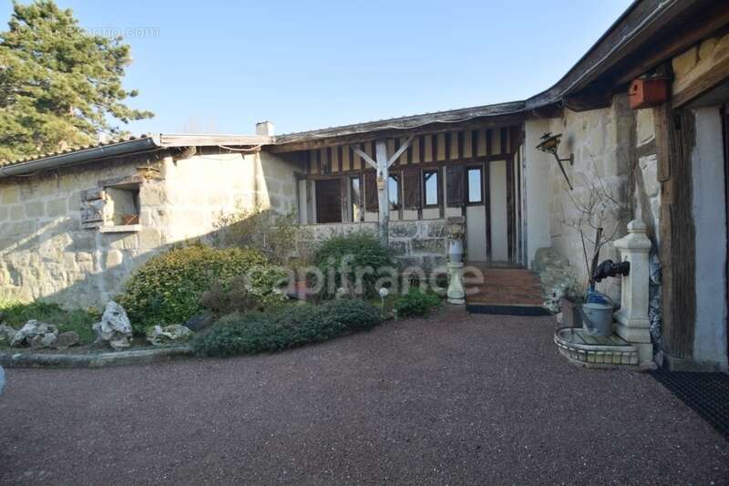 Demeure en pierre du XVIIIe siècle - poutres apparentes - 3 chambres - 2 boxes à chevaux - 18 000m2 de terrain - proche de MARMA - photo 2