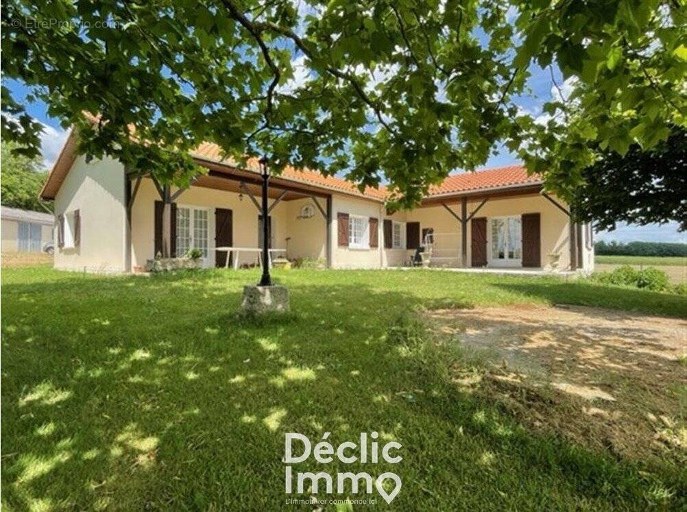 Maison à LES ADJOTS