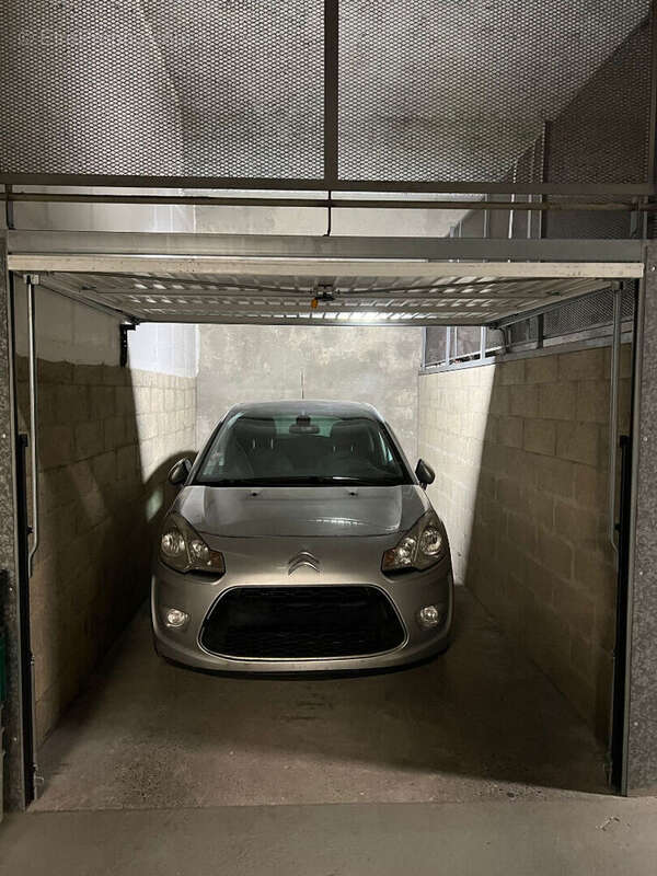 Parking à PARIS-18E