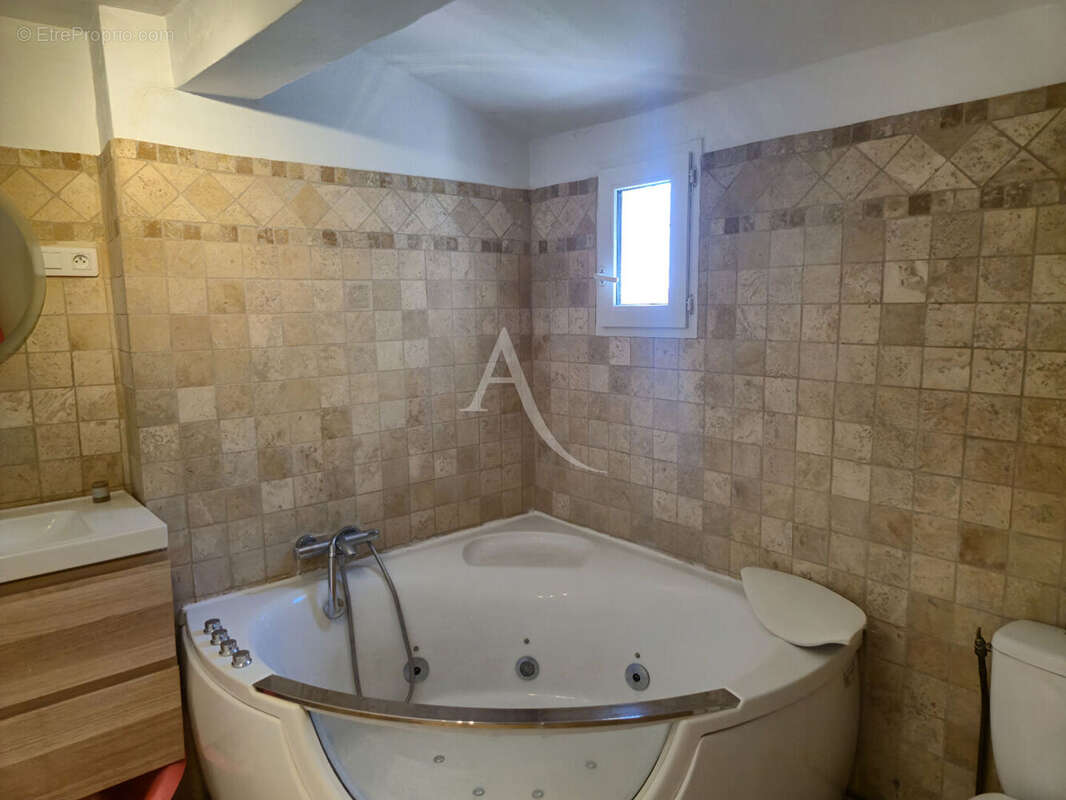 LA FARLÈDE - Propriété de charme de plain-pied avec studio indépendant, piscine et terrain de 10 300 m² - photo 12