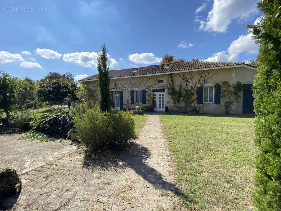 Élégante maison de campagne en pierre   280 m2 habitables   Parc arboré de 11,9 hectares - photo 2