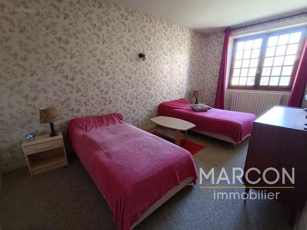 Maison à SAINT-HILAIRE-LE-CHATEAU