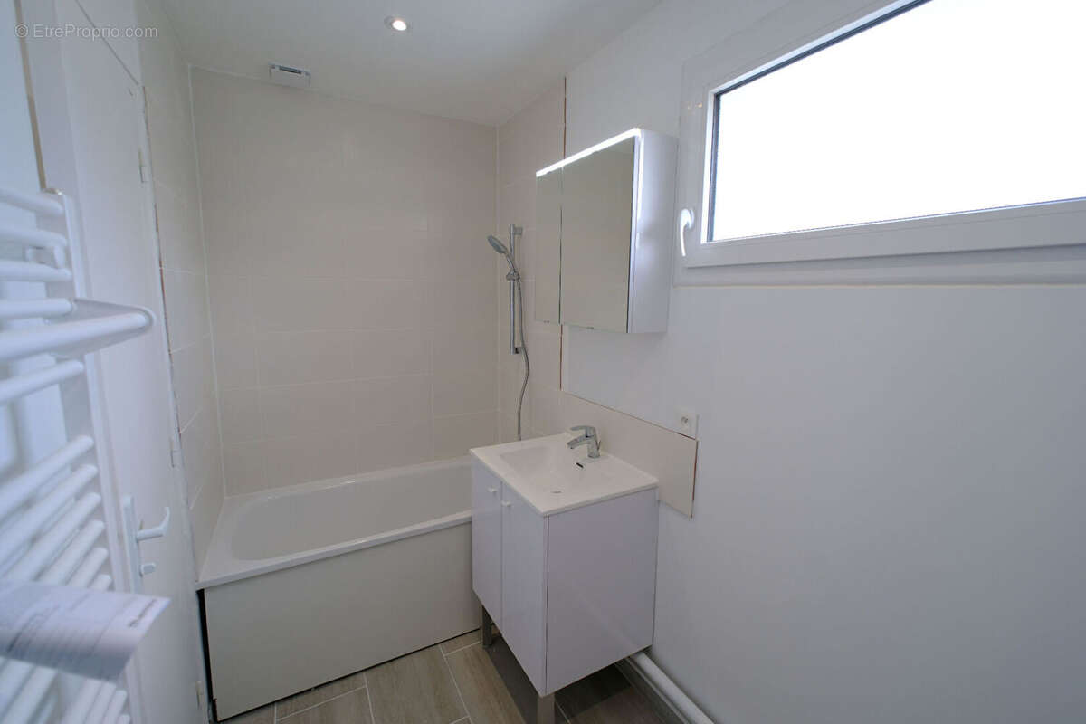 Appartement à ISNEAUVILLE