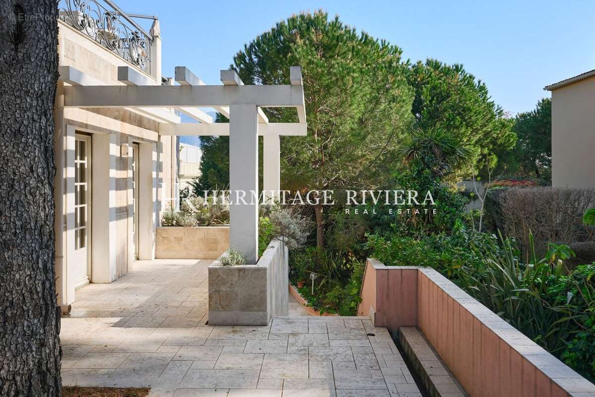 facade 3 of villa for sale in Cap-Martin