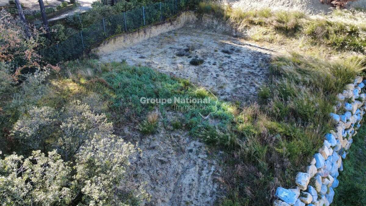 Terrain à CHATEAUNEUF-DE-GADAGNE