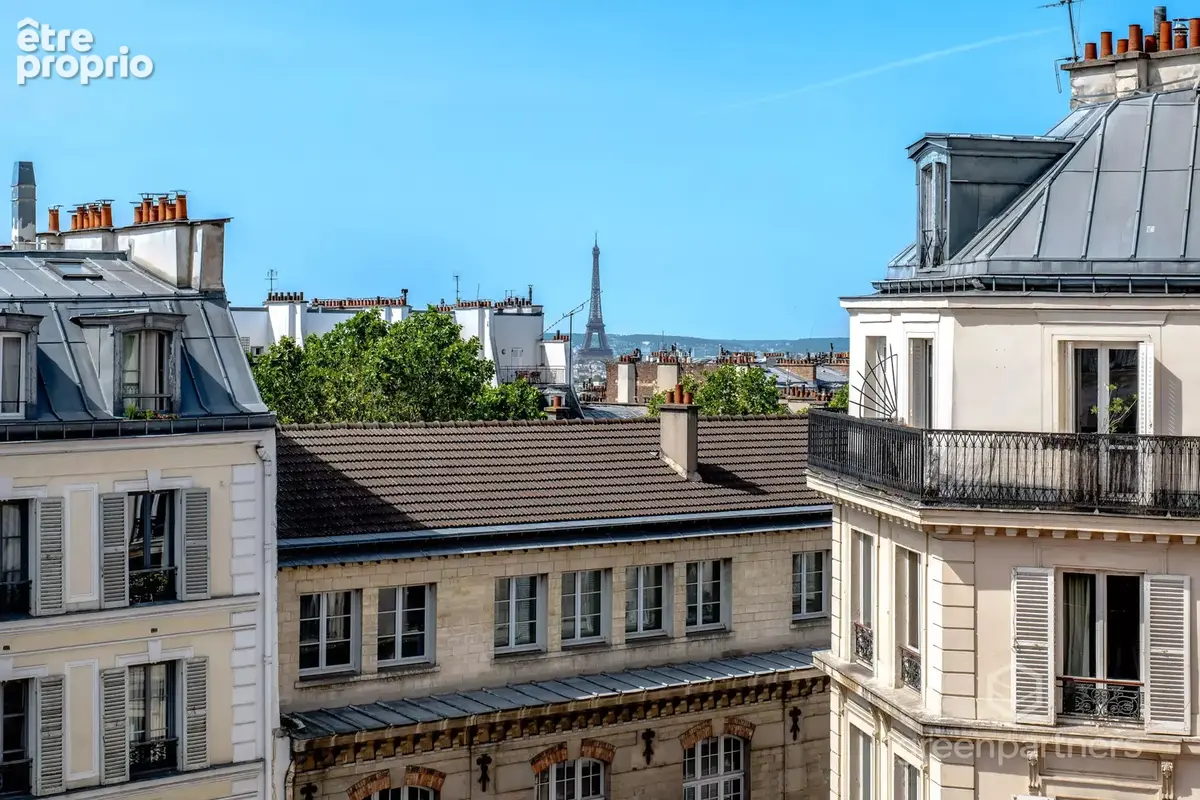 Paris 18e – Montmartre  Rare 2 pièces avec balcon filant et vue Tour Eiffel - photo 2