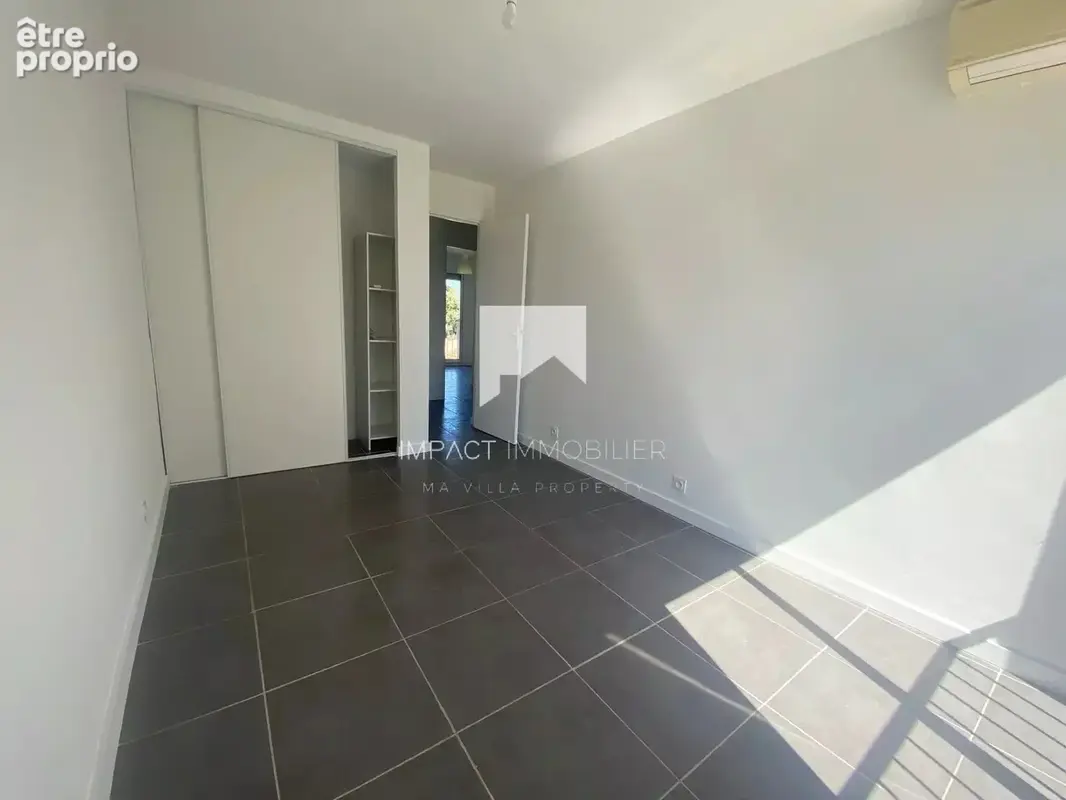 La garde – centre-ville  appartement 83 m² entièrement rénové  3 chambres  parking & cave - photo 8