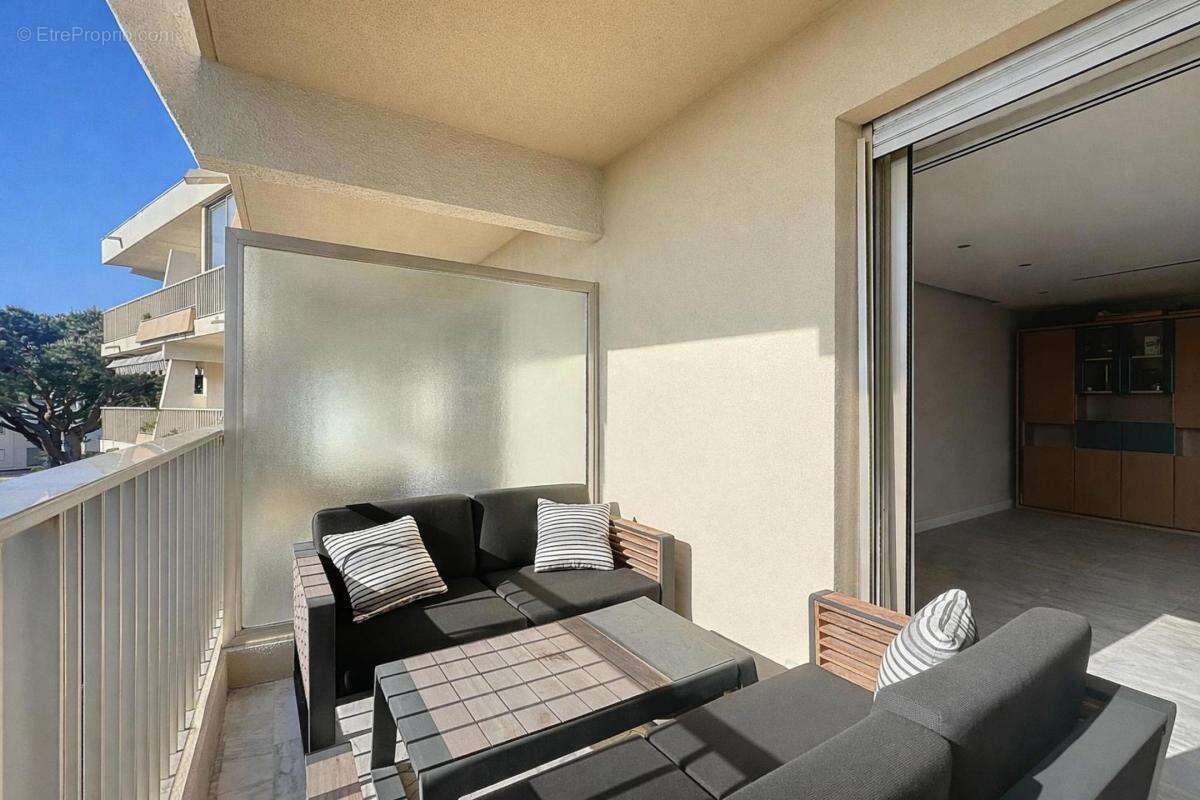 Appartement à SAINT-LAURENT-DU-VAR