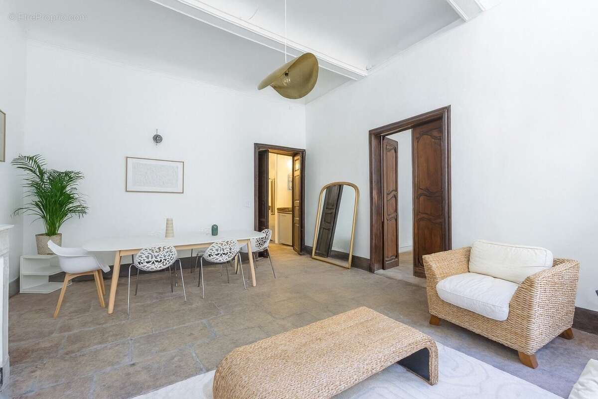 Appartement bourgeois rénové de 61 m² avec cheminée dans l'Écusson à Montpellier - photo 3