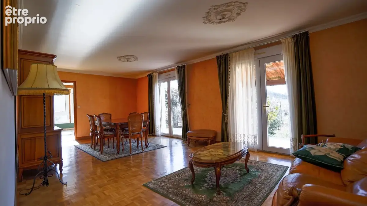Maison traditionnelle  avec jardin. - photo 5
