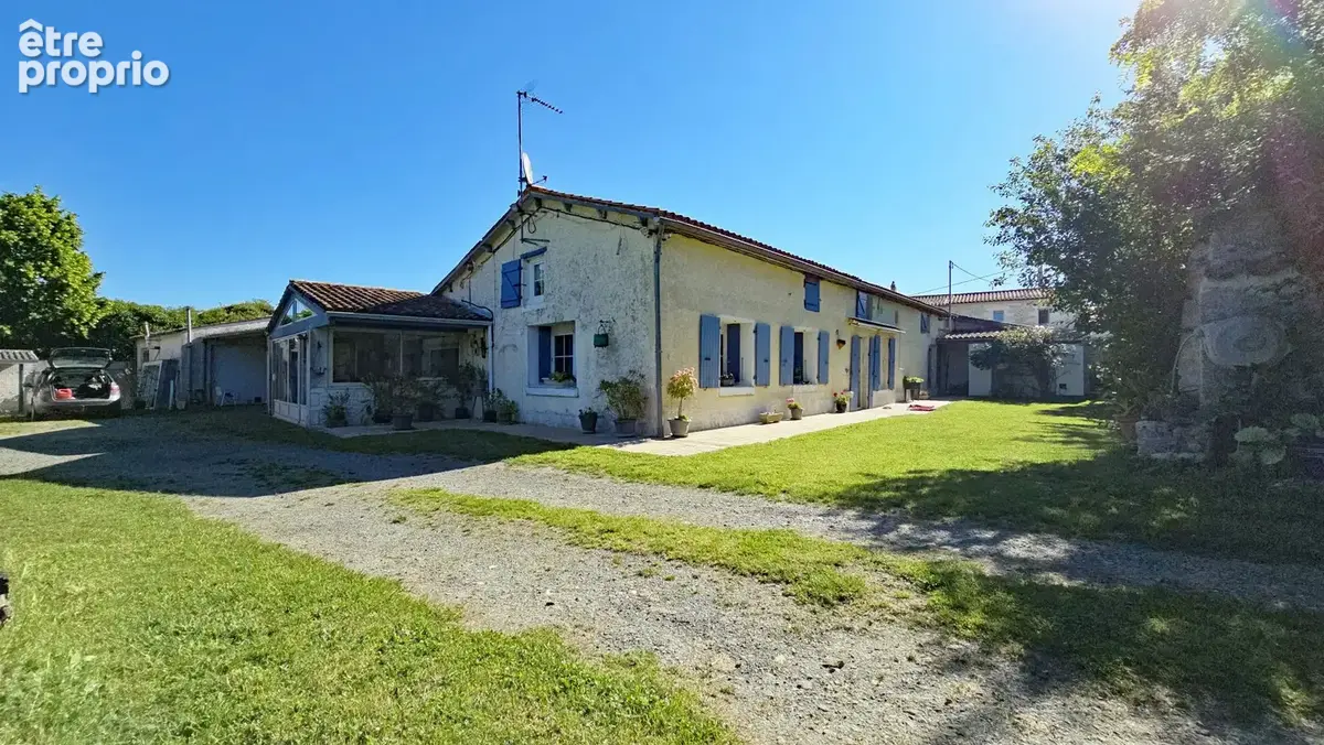 Maison 6 pièces 198 m² à vendre à Saint-Cyr-Du-Doret (17170) - photo 2