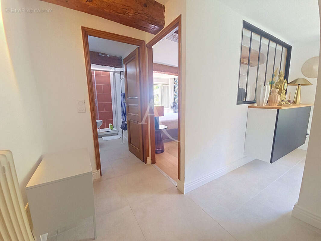 Coup  de coeur ! MAISON DE VILLAGE rénovée + terrain 2100m²  à Seillans ! - photo 11