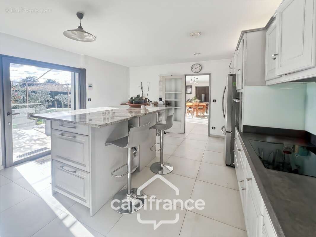 LES TAILLADES, maison individuelle de plain pied  de 210 m2, en campagne,  4 chambres, sur un terrain de 2900 m2 environ, piscin - photo 15