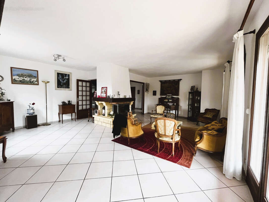 Maison à SAINT-LAURENT-DE-LA-SALANQUE