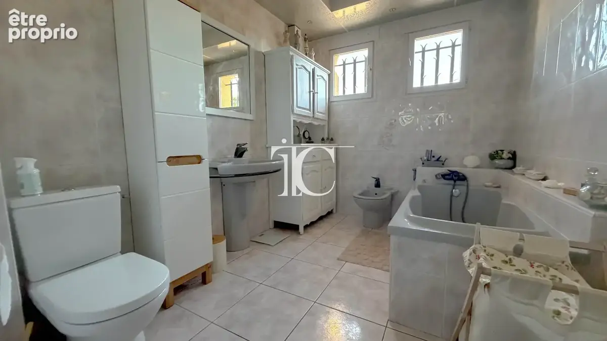 Propriété avec boxes, terrain clôturé et piscine sur 5 600 m² - photo 13
