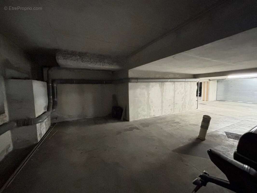 Espace de 60 m² en sous-sol, idéal stationnement, artisan ou stockage - photo 3
