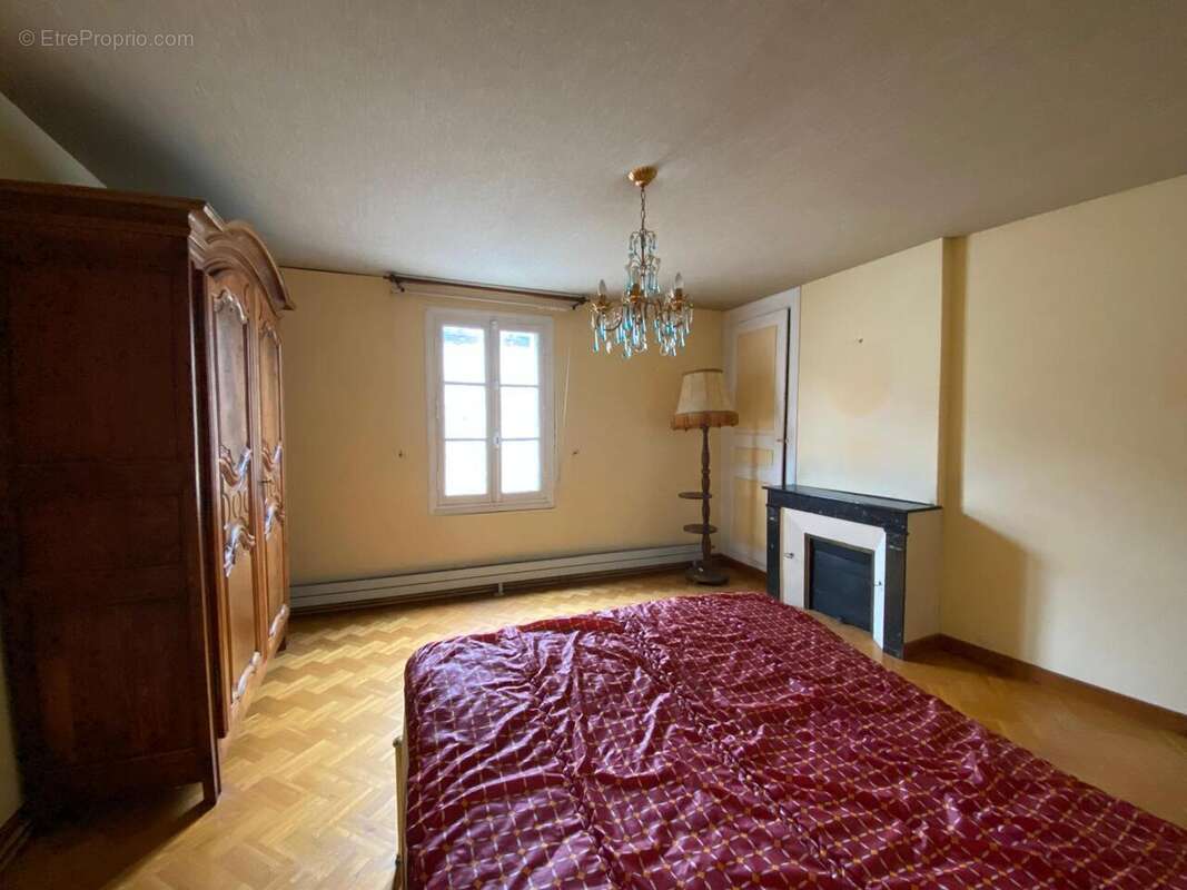 Maison à LE PUY-NOTRE-DAME