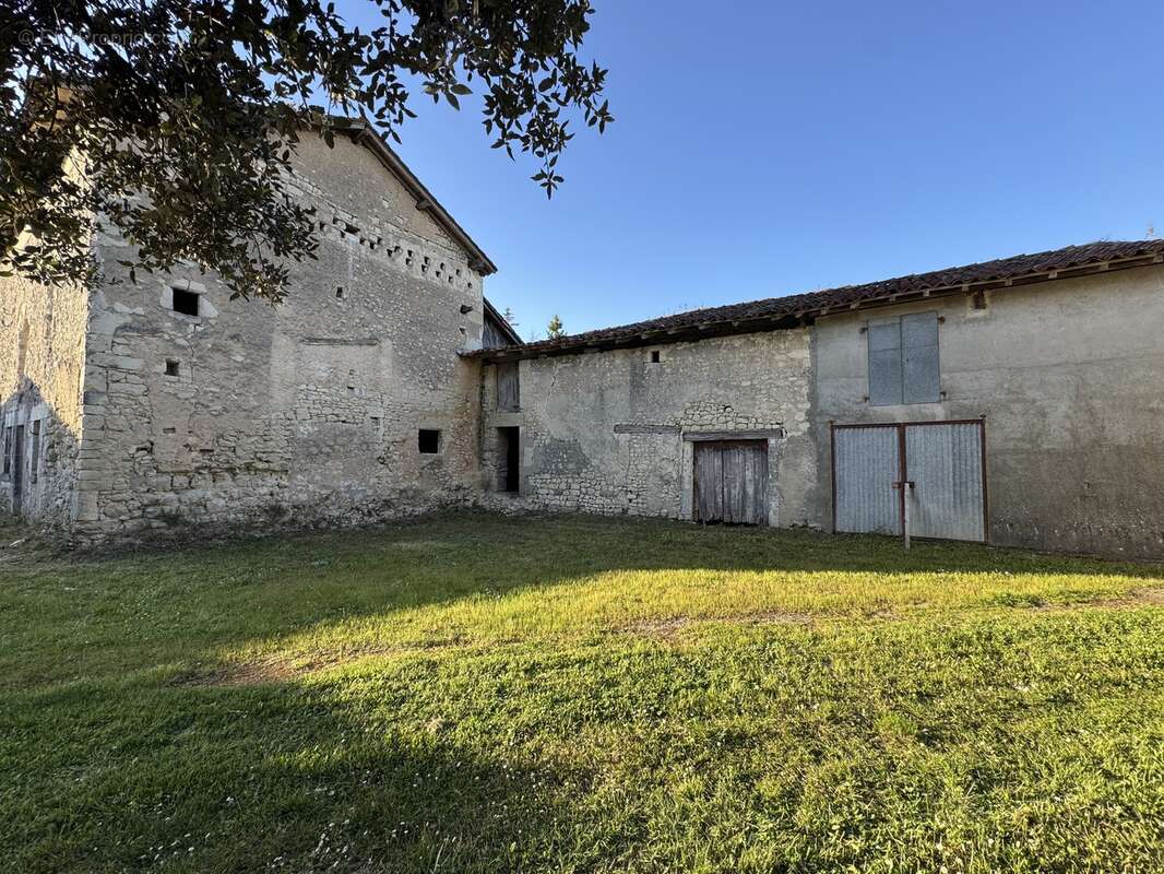 Maison à SAINT-LAURENT-DES-COMBES