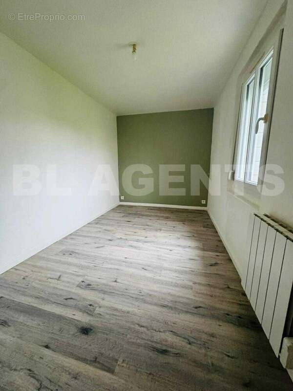 Messenger_creation_A317E6B7-8F6B-497D-8C23-2A9C11A39E29 - Maison à DOUVREND