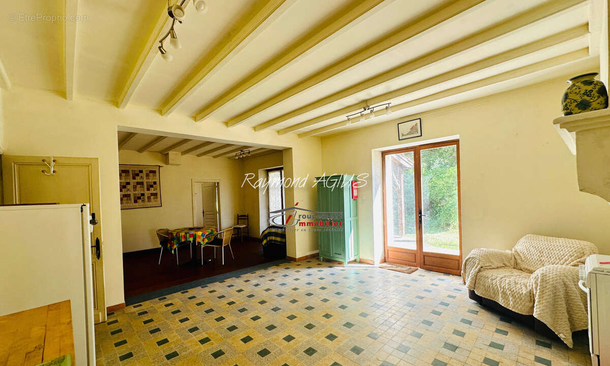 Charmant maison traditionnel en pierre de plain pied avec 2 chambres, 3 grandes granges et 1,7 ha de terrain e - photo 12