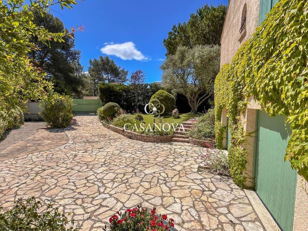 Maison de charme avec piscine, jardin luxuriant et grand garage dans un quartier résidentiel paisible aux portes de Montpellier - photo 14