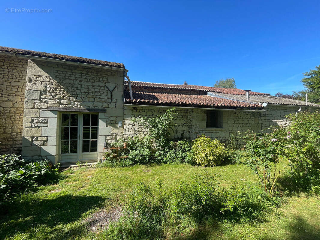Maison à LES TROIS-MOUTIERS
