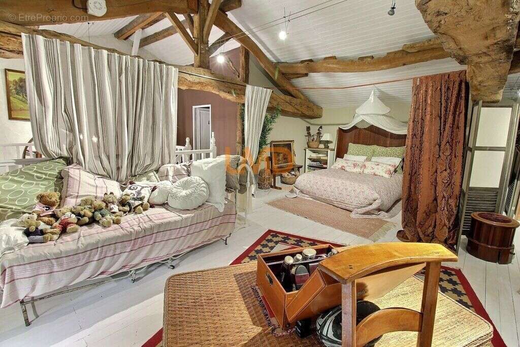 Maison de charme avec piscine et dépendances – 218 m² – (17400) - photo 4