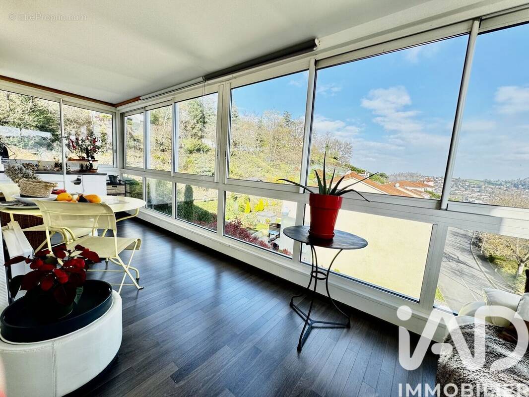Photo 1 - Appartement à SAINT-PRIEST-EN-JAREZ