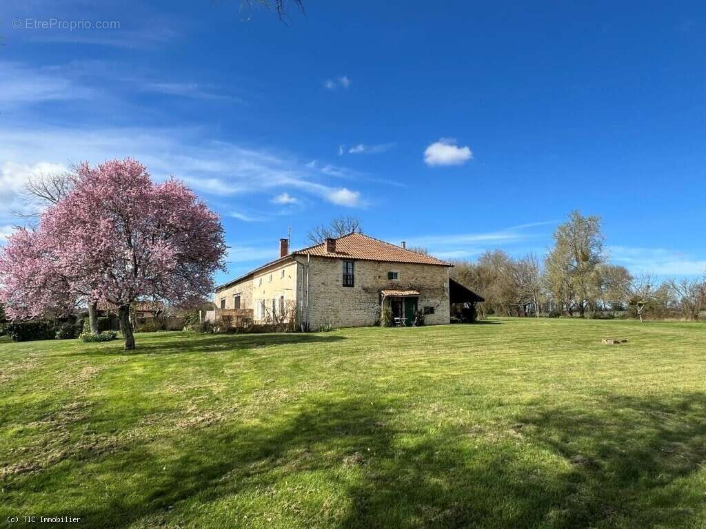 Maison à CHAMPAGNE-MOUTON