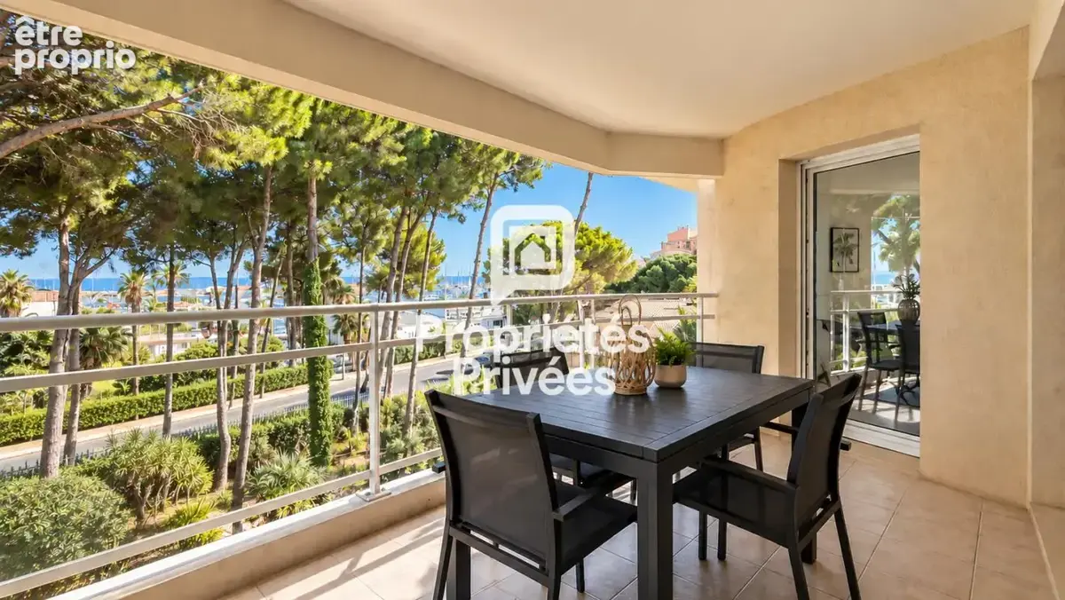 Hyères Port - T4 de 91 m2 avec terrasse, vue mer, piscine et garage - photo 4