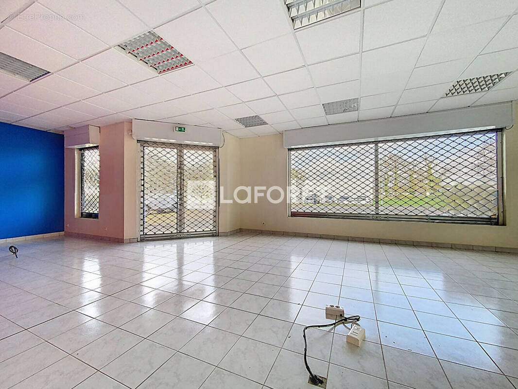 Commerce à SAINT-MACAIRE-EN-MAUGES