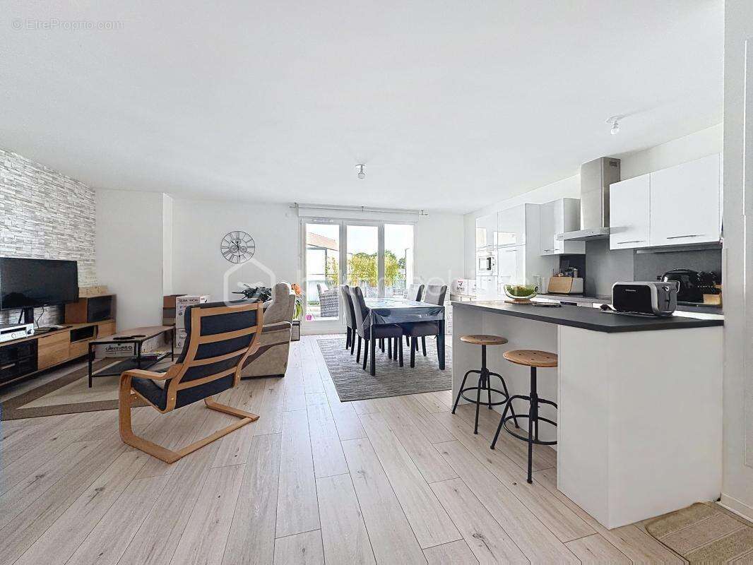 Appartement à THIVERVAL-GRIGNON
